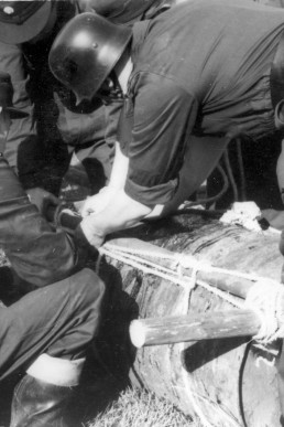 Bau eines Faßfloßes zum Übersetzen eines Nachrichtentrupps über die Sprotte