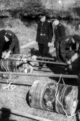 Bau eines Faßfloßes zum Übersetzen eines Nachrichtentrupps über die Sprotte