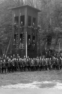 Gruppenfoto der Freiwilligen Feuerwehr Schmölln, Musikzug und DRK nach einer Übung