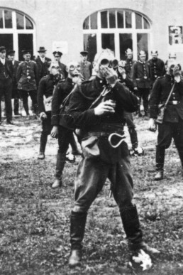 Vorführung mit Atemschutzmasken der Freiwilligen Feuerwehr