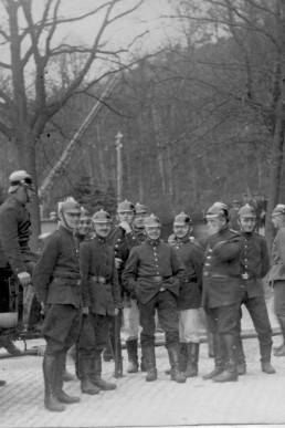 Spritzenzug I mit der 1926 gekauften Fischer-Lafettenspritze am Waldhaus