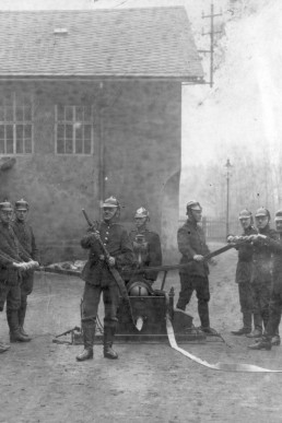 Kameraden an der Handdruckspritze des Brauereispritzenzuges