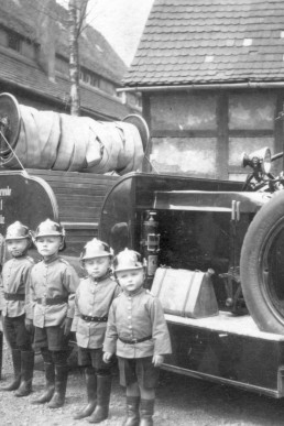Kinderfeuerwehr am Löschfahrzeug des Spritzenzuges I