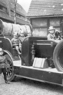 Kinderfeuerwehr am Löschfahrzeug des Spritzenzuges I