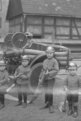 Kinderfeuerwehr am Löschfahrzeug des Spritzenzuges I