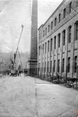 Feuerwehrübung am Gebäude der Knopffabrik Naundorf & Co.