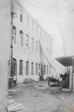 Feuerwehrübung mit Rutschtuch an der Knopffabrik Naundorf & Co.
